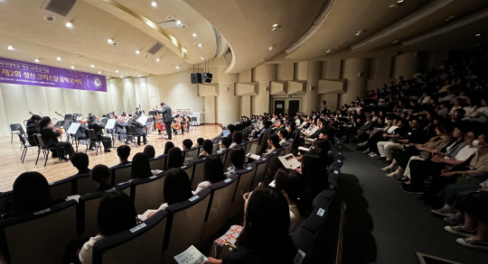 성신여대는 지난 24일 돈암수정캠퍼스 수정홀에서 개교 60주년 기념, 지역사회와 함께하는 '제2회 성신 크리스탈 음악 콘서트'를 개최했다.  [성신여대 제공]